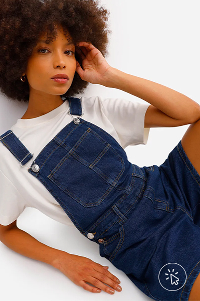 Modelo veste camiseta off-white e jardineira jeans - look comfy para show de trap - o que é comfy