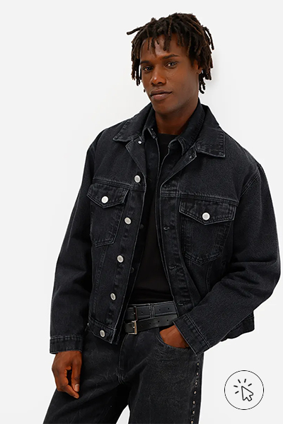 Modelo veste camisa jeans preta, jaqueta jeans preta, calça jeans escura e cinto - look comfy para show de trap - o que é comfy