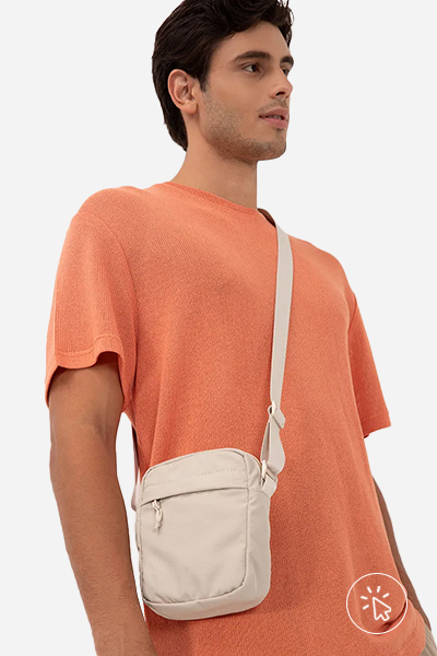 Modelo usa camiseta laranja e bolsa shoulder bege - look comfy para show de trap - o que é comfy