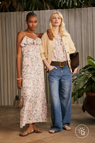 Modelos vestem vestido mídi alças finas com babados no decote e estampa floral rosa pastel e jaqueta de sarja amarelo manteiga, blusa estampada floral e calça jeans wide leg