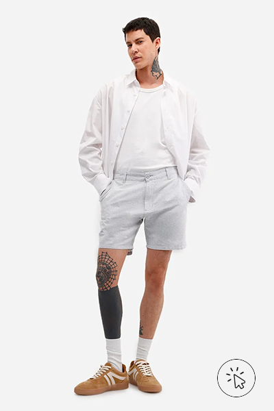 Modelo veste bermuda reta masculina de alfaiataria cinza - cores que combinam com cinza - looks com cinza
