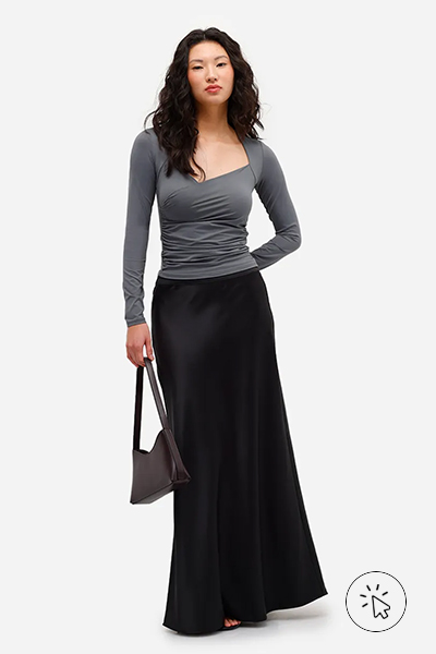 Modelo veste blusa feminina de poliamida franzida cinza - cores que combinam com cinza - looks com cinza