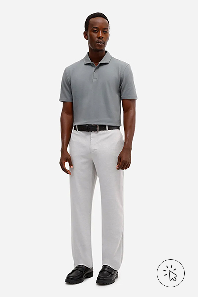 Modelo veste polo masculina cinza e calça chino carrot de alfaiataria masculina cinza - cores que combinam com cinza - looks com cinza