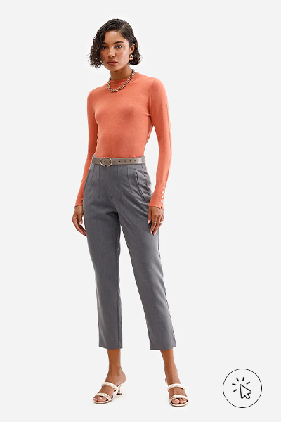 Modelo veste regata laranja com calça de alfaiataria feminina com pences cinza - cores que combinam com cinza - looks com cinza
