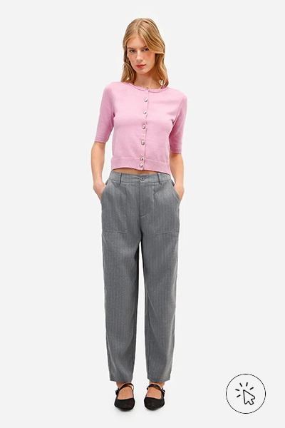 Modelo veste colete de tricô rosa com calça feminina de alfaiataria com cós de elástico risca de giz cinza - cores que combinam com cinza - looks com cinza