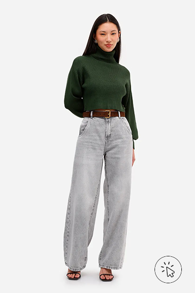 Modelo veste calça oversized feminina jeans cintura média cinza - cores que combinam com cinza - looks com cinza