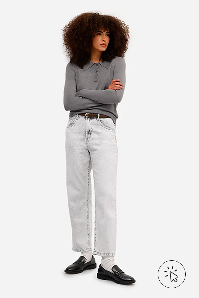 Modelo veste polo de tricô manga longa feminina cinza a calça reta feminina jeans cintura alta cinza em tom mais claro - cores que combinam com cinza - looks com cinza