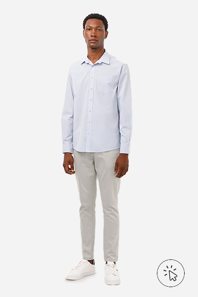 Modelo veste camisa comfort manga longa azul clara e calça skinny masculina cinza - cores que combinam com cinza - looks com cinza