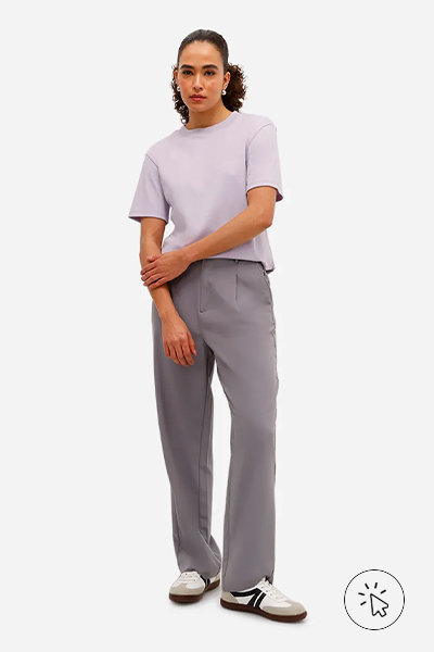 Modelo veste camiseta básica feminina de algodão peruano oversized com fenda lilás e calça reta cinza - cores que combinam com cinza - looks com cinza