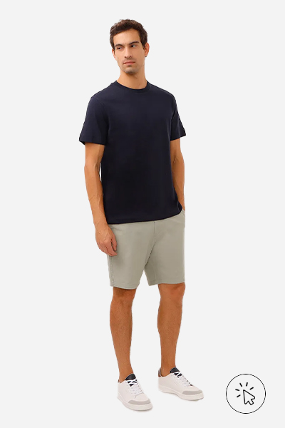 Modelo veste camiseta comfort com linho masculina azul marinho e bermuda cinza - cores que combinam com cinza - looks com cinza