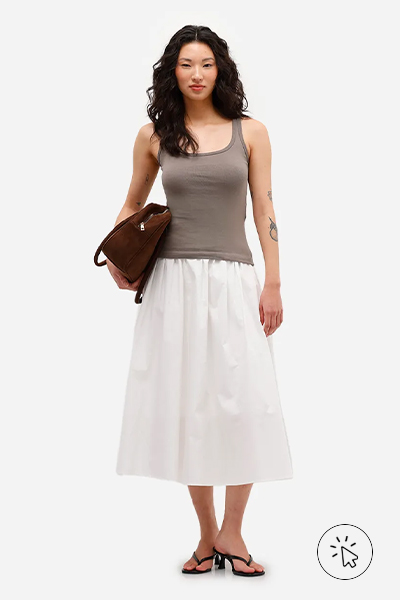 Modelo veste regata feminina de algodão decote quadrado cinza - cores que combinam com cinza - looks com cinza