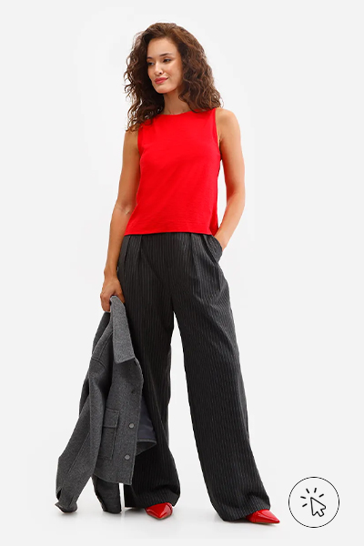 Modelo veste regata feminina de algodão flamê vermelha e calça cinza - cores que combinam com cinza - looks com cinza