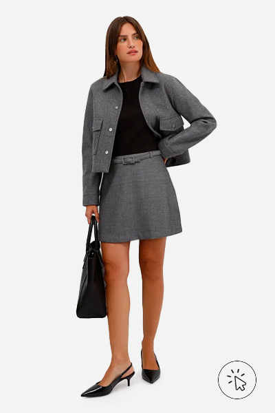 Modelo veste short-saia feminino de alfaiataria cintura alta com cinto cinza - cores que combinam com cinza - looks com cinza