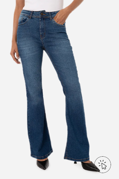 Modelo veste calça jeans flare stretch cintura média azul escuro - look country feminino - look country - looks country feminino - looks country - look country feminino com bone - estilo country
