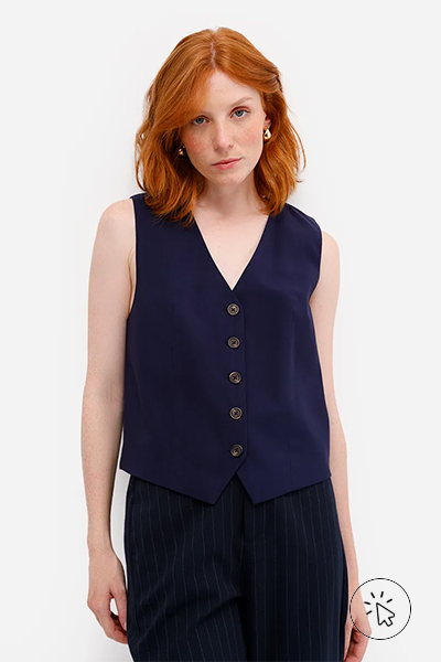 Modelo veste colete feminino de alfaiataria em viscose azul - look country feminino - look country - looks country feminino - looks country - look country feminino com bone - estilo country
