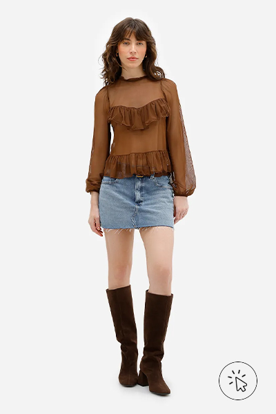 Modelo veste minissaia feminina jeans cintura média azul e blusa de tule manga longa com babados marrom - look country feminino - look country - looks country feminino - looks country - look country feminino com bone - estilo country