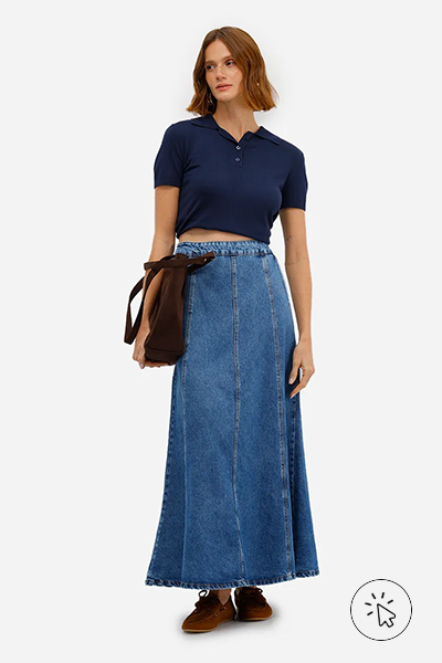 Modelo veste saia longa feminina jeans com recortes azul e polo cropped azul marinho - look country feminino - look country - looks country feminino - looks country - look country feminino com bone - estilo country