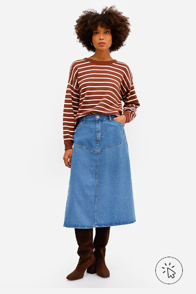 Modelo veste saia mídi evasê feminina jeans com recortes azul e camiseta manga longa listrada marrom e off-white - look country feminino - look country - looks country feminino - looks country - look country feminino com bone - estilo country