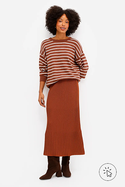 Modelo veste saia mídi feminina de tricô canelada laranja e camiseta manga longa listrada marrom e off-white - look country feminino - look country - looks country feminino - looks country - look country feminino com bone - estilo country