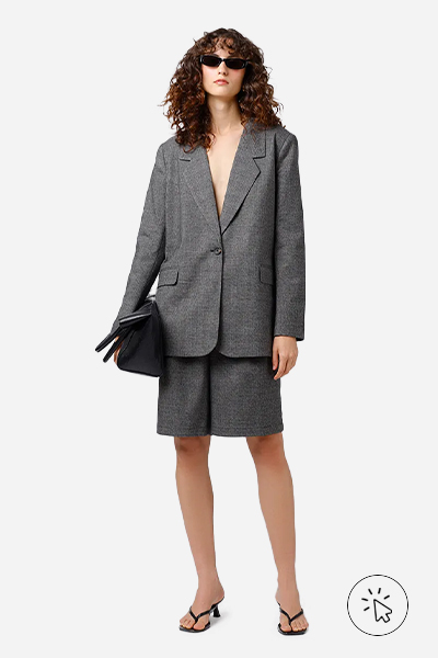 Modelo veste blazer feminino de alfaiataria oversized xadrez Mindset cinza