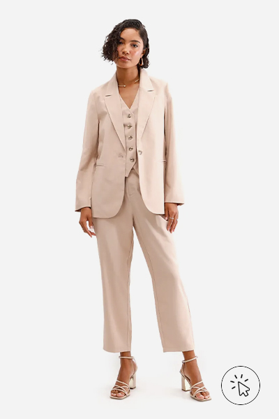 Modelo veste blazer de alfaiataria feminino com viscose bege