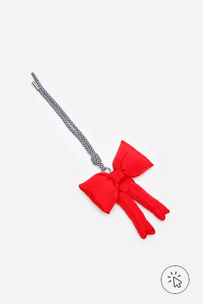 Chaveiro bag charm de laço puffer vermelho