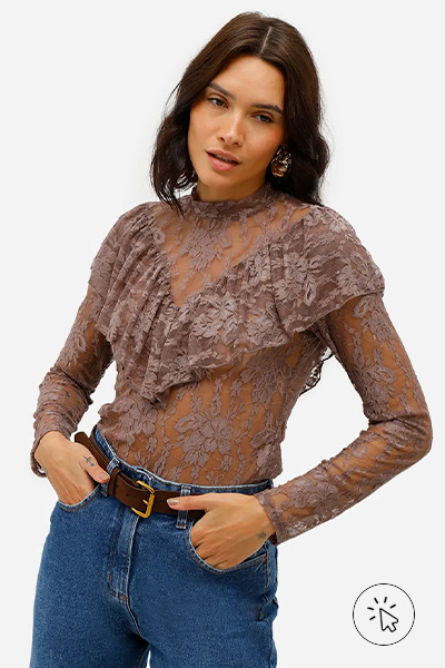 Modelo veste bata feminina de renda com babado floral marrom- moda anos 70 - moda feminina dos anos 70 - look anos 70 - roupas anos 70 - como era a moda dos anos 70