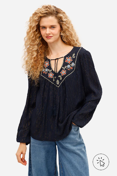 Modelo veste bata feminina de viscose manga bufante com lurex floral azul marinho- moda anos 70 - moda feminina dos anos 70 - look anos 70 - roupas anos 70 - como era a moda dos anos 70