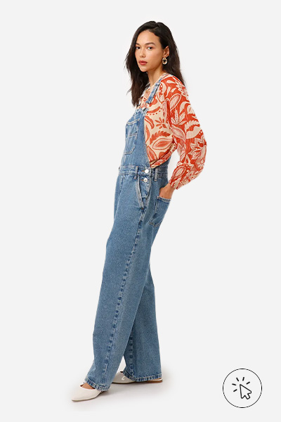 Modelo veste jardineira jeans com bolsos azul- moda anos 70 - moda feminina dos anos 70 - look anos 70 - roupas anos 70 - como era a moda dos anos 70