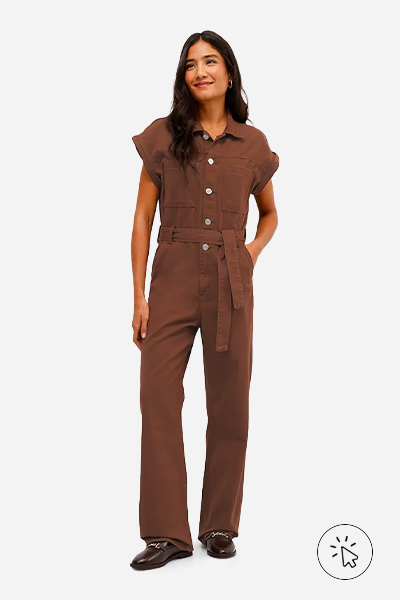 Modelo veste macacão feminino de sarja manga curta com cinto marrom- moda anos 70 - moda feminina dos anos 70 - look anos 70 - roupas anos 70 - como era a moda dos anos 70