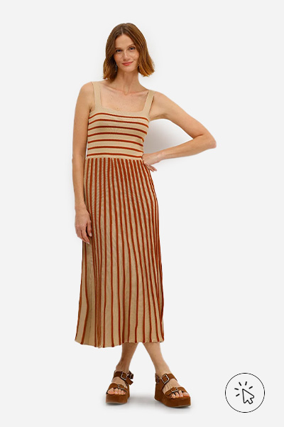 Modelo veste vestido mídi feminino de tricô listrado bege- moda anos 70 - moda feminina dos anos 70 - look anos 70 - roupas anos 70 - como era a moda dos anos 70
