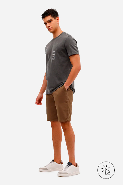 Modelo veste camiseta comfort masculina de algodão Corvette collab C&A & Chevrolet
