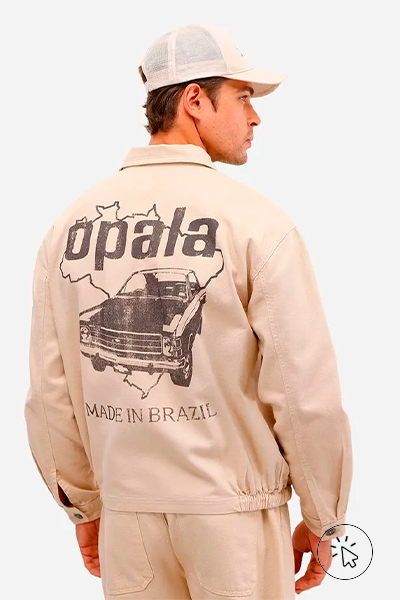 Modelo veste jaqueta masculina de sarja Opala bege collab C&A & Chevrolet