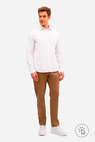 Modelo veste calça masculina de alfaiataria com elástico e bolsos marrom caramelo