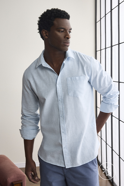 Modelo veste camisa comfort com linho manga longa azul clara