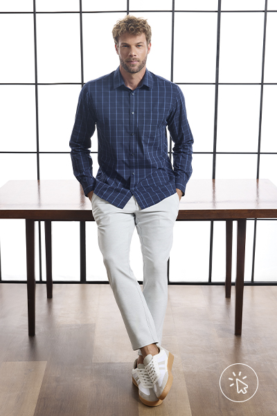 Modelo veste camisa manga longa quadriculada azul marinho