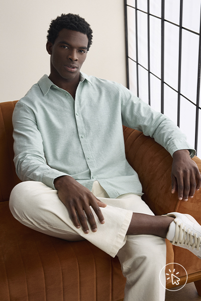 Modelo veste camisa masculina de linho e algodão manga longa verde