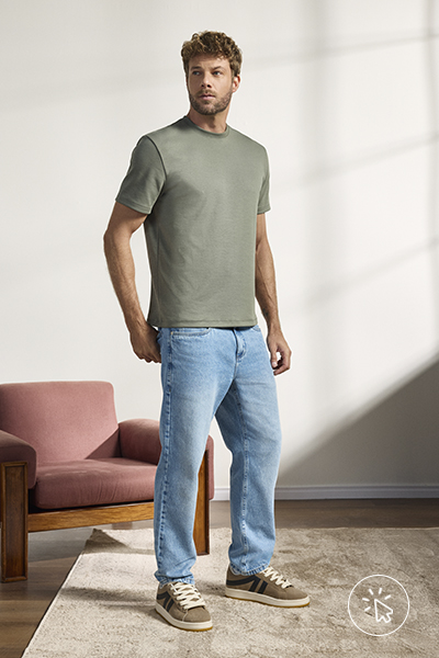 Modelo veste camiseta de algodão peruano oversized manga curta verde