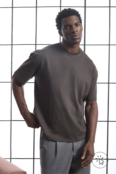 Modelo veste camiseta masculina de tricô manga curta marrom