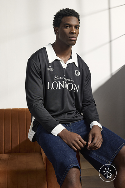 Modelo veste camiseta retrô unissex manga longa com gola London preta