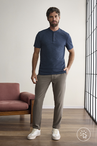 Modelo veste polo masculina de algodão gola padre texturizada azul marinho