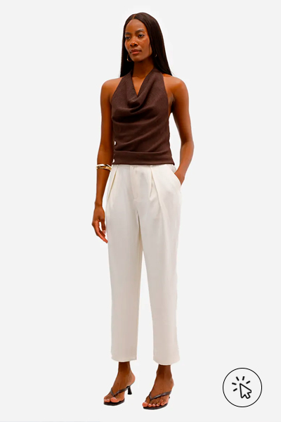 Modelo veste blusa feminina frente única franzida texturizada marrom