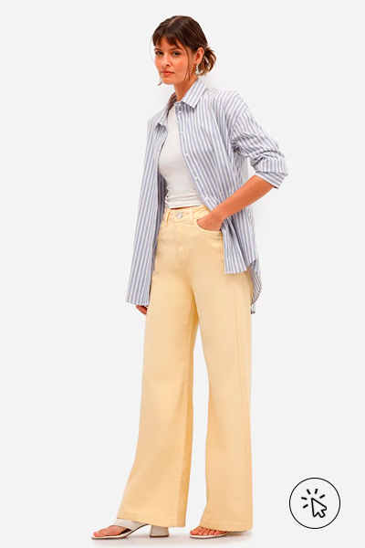Modelo veste wide leg feminina de sarja cintura alta amarelo manteiga