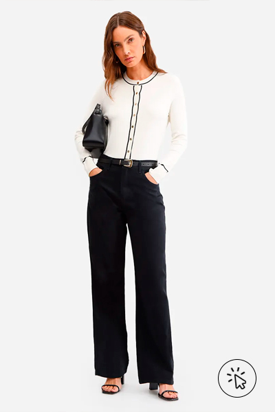 Modelo veste cardigan feminino de tricô off-white