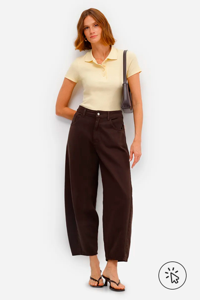 Modelo veste polo básica feminina de algodão manga curta canelada amarelo manteiga
