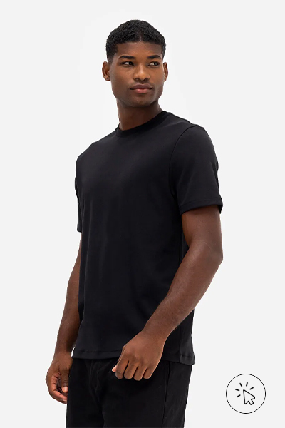 Modelo está usando camiseta e calças pretas. - o que combina com calça jeans clara masculina - como usar calça jeans clara masculina