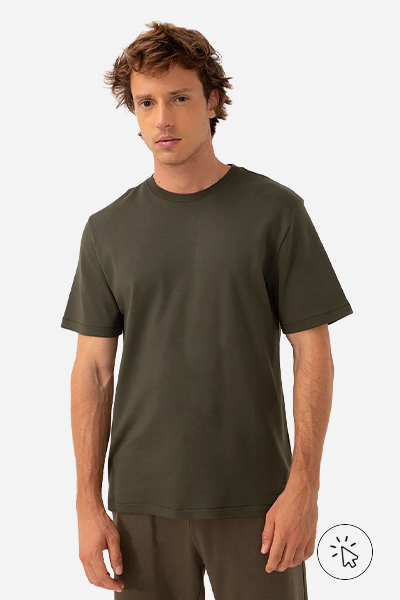 O modelo está usando camiseta verde musgo. - o que combina com calça jeans clara masculina - como usar calça jeans clara masculina