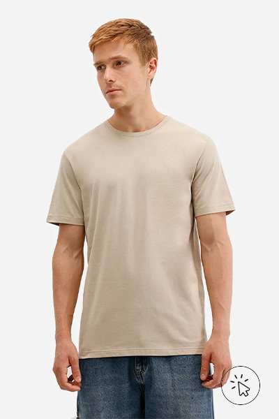 O modelo está usando camiseta bege e calça jeans. - o que combina com calça jeans clara masculina - como usar calça jeans clara masculina