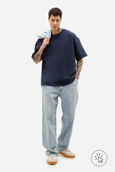 O modelo está usando camiseta azul marinho, calça jeans clara e tênis off-white. - o que combina com calça jeans clara masculina - como usar calça jeans clara masculina