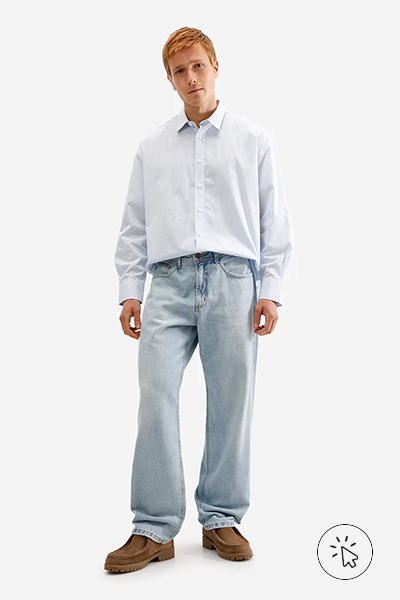 O modelo está usando camisa azul clara, calça jeans e sapato bege. - o que combina com calça jeans clara masculina - como usar calça jeans clara masculina